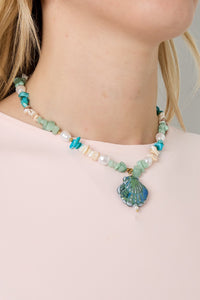 ketting met stenen kralen en schelpen bedel