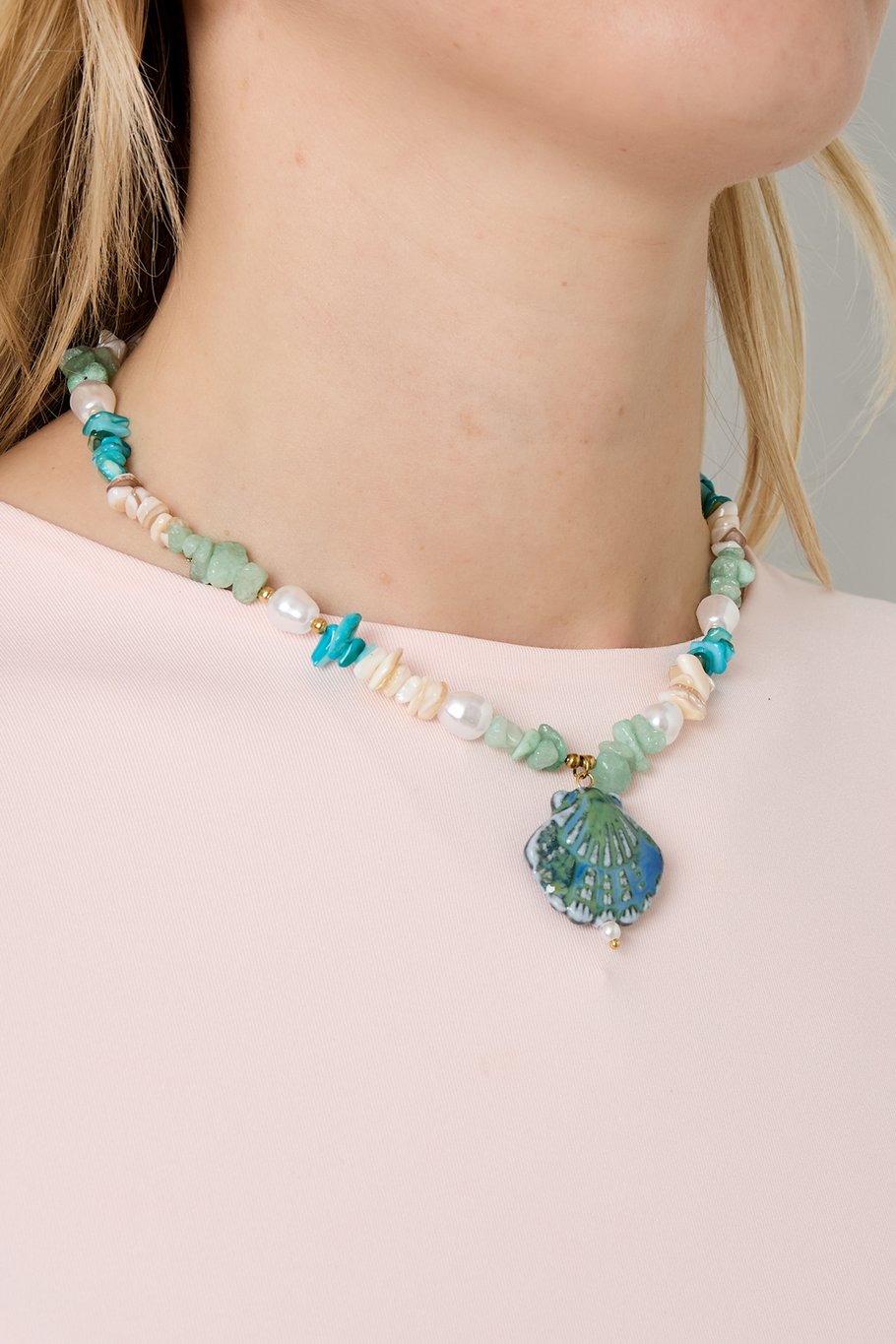 ketting met stenen kralen en schelpen bedel